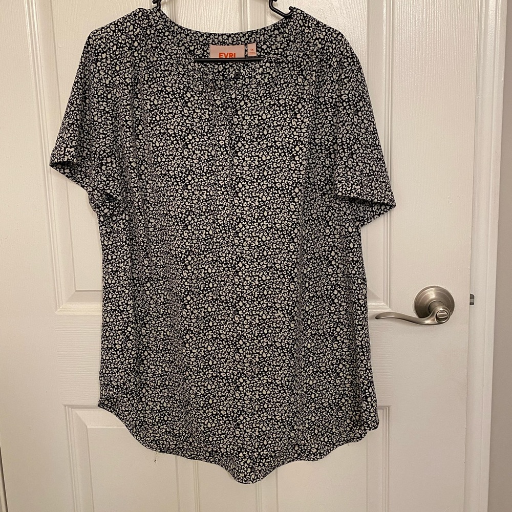 EVRI Black & White Top
